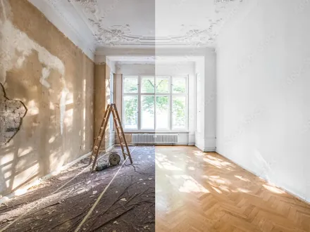 Pièce montrée avant et après rénovation, murs et parquet refaits.