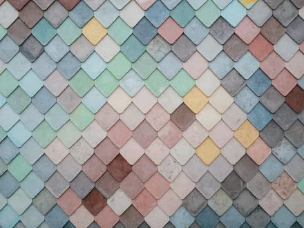Mur habillé de carreaux en écaille aux teintes pastel.