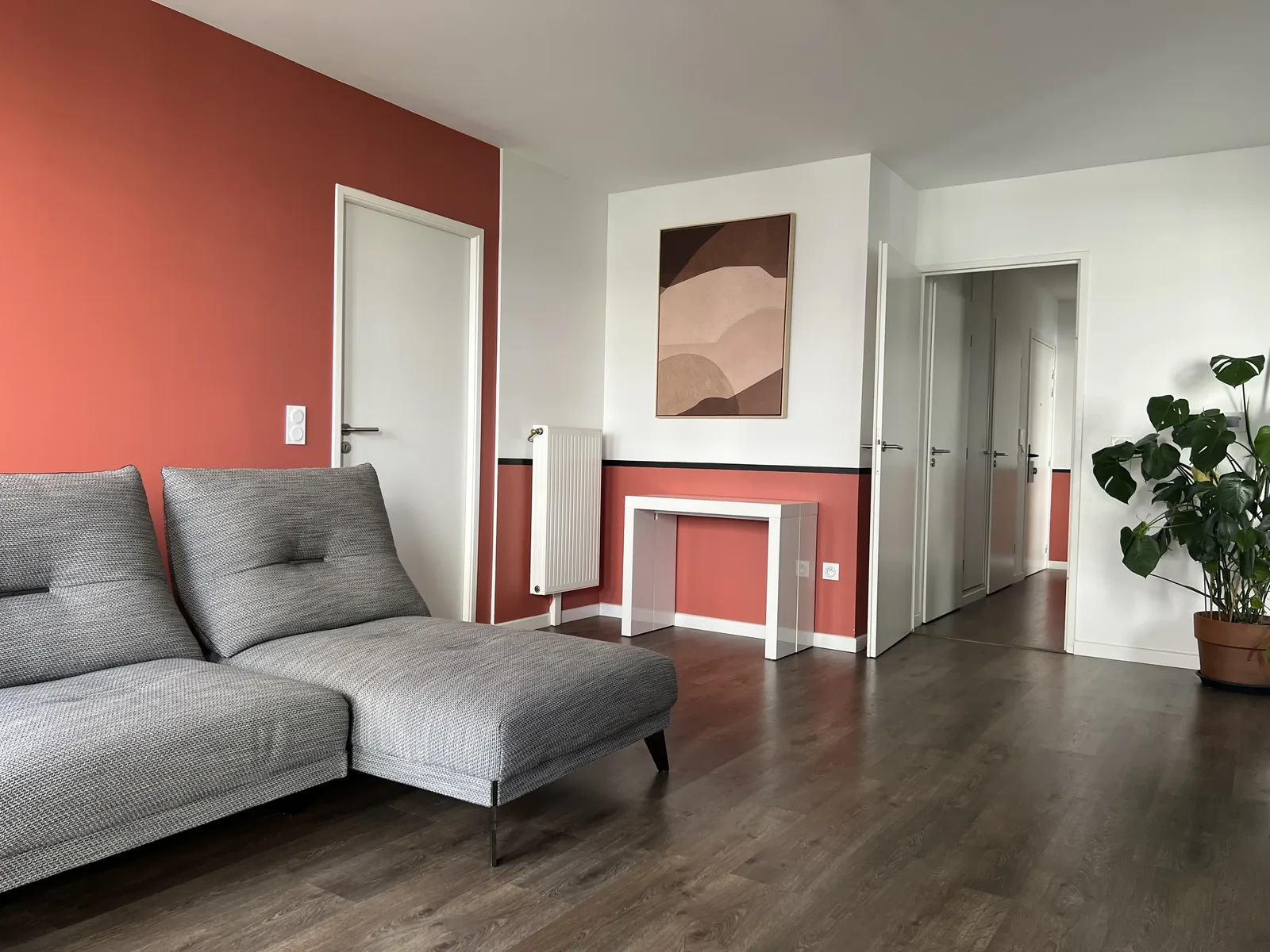 Salon moderne et élégant avec des murs peints en terracotta.